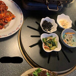 アリラン - サムギョプサルとカンジャンケジャンと付いてくるおかず