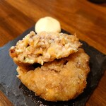 津軽海峡を渡って来た男 あきら - もっとカリカリ（外側）してるのかと思ったけど、箸でスッと切れるフワッフワな仕立て。生姜が利いてますね。中身は細かく刻んだイガ＆野菜類。