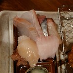 津軽海峡を渡って来た男 あきら - この日は、ブリ、生ニシン、サメカレイ、サメカレイのエンガワ、ホタテ、ブリのナメロウ、もう一つは何だっけか❔アジフライとのセットだと刺盛りもコンパクト❔