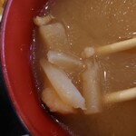 Miguru - お味噌汁は豚汁な感じ。
                        豚肉は入ってなくて出汁として使われてる