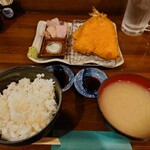 津軽海峡を渡って来た男 あきら - アジフライ（２枚）と「梅」刺盛り定食  @950円也。