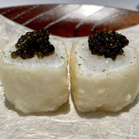 NARISAWA - 小田原 アオリイカ
                周りはクリスピーに、中はレアに仕上げた異なる食感が楽しい口当たり。
                寝かせたイカを一度冷凍し繊維を壊し、細かく包丁を入れ巻いています。
                キャビアの塩気が優しく甘みを際立てます♪
                