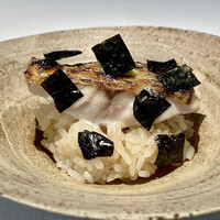NARISAWA - 山口 赤ムツ・京都 米
                下関で水揚げされた赤ムツを備長炭で焼き、酢飯と合わせた一品。
                安曇野の山葵に有明海苔の風味が良いです♪
                よく混ぜて食べることで赤ムツの脂と酢が反応してとてもいい味わいです♪