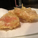 なか屋 - 紅生姜の天ぷら。硬めの生姜の食感が良い。