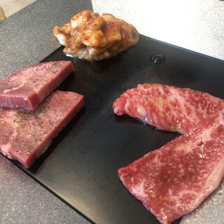 焼肉 黄金の牛 - 料理写真:右:カルビ　左:厚切り牛タン　上:ホルモン