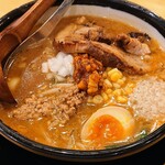 味噌ラーメン専門店 日月堂 - 特味噌ラーメン]+背脂小　¥1000-　
            Nokou Tokumiso Ramen
            
            厚切り炙りチャーシュー 
            味付玉子
            クルミ辣油 
            旨辛味噌
            挽肉
            もやし
            ニラ
            コーン
            玉葱