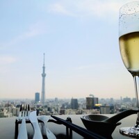 THE DINING シノワ唐紅花＆鉄板フレンチ蒔絵 - スカイツリーを眺めながら、
                    スパークリングワインを口にして、
                    次の料理を待つ。