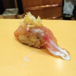 鮨駒 - 秋田県地元の甘鯛(素揚げしたウロコ乗せ)