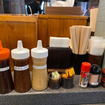 とんかつとカツカレーの店 キセキ食堂 - ソース、おろし、オニオン、岩塩、ワサビ、カラシ。どれにしようかな！