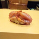 鮨駒 - 宮城県閖上の赤貝(ひもも一緒に握られている)