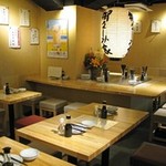 御さしみ家 - シンプルで気兼ねなく利用できる店内