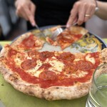 La Vecchia Napoli - ナイフとフォークで食べるのが礼儀です。一切れもらう