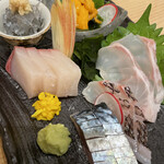 Sakana To Sakana En Gawa - 刺し盛り。雲丹、生しらす、カンパチ、しめ鯖、鯛、一番右側がクエ。