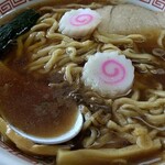 みやご食堂 - このスープですよね。この小麦粉感の強い「低加水中太やや縮れ麺」と、このスープを合わせるところが店主さんの腕。スゴいのよ。わたしたち「みやごファン」のココロとカラダは完全に、掌握されてしまいます。