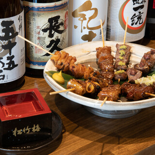 手握燒豚串，品嚐當地和歌山的地酒。這就是大人的享受……