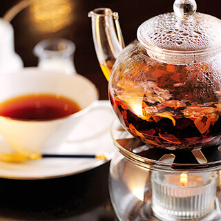 Approximately 10 types of aromatic black tea delivered by professionals