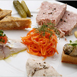 リュード シュリ - 日替わりで変わる前菜の盛合せ。まずはワインのツマミに頼みたいお店の人気メニュー！