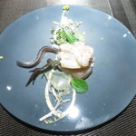 エクアトゥール - 前菜　マリネしたホタテのミキュイ　ハマグリと毛ガニのコンビネーション　
      レモングラスのジュレとコブミカンオイル　自家製生アンチョビ添え
      