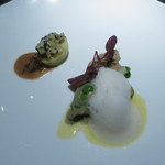 エクアトゥール - 前菜　新ジャガとアーティチョーク　黒トリュフのグラタン　モリーユ茸　
      フォアグラのポアレと牡蠣のソース
      