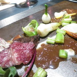 エクアトゥール - お肉料理　阿蘇山から来た馬肉ハラミのロースト　赤ワインと燻製したエシャロットソース