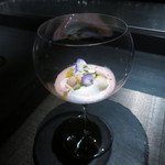 エクアトゥール - デセール　ブルボンバニラのプティポーとカルダモンと生姜のアイス　アルマニュアック香るイチゴミルク