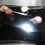 エクアトゥール - プティフール　カヌレとクレームショコラ　金柑とラズベリーの水まんじゅう