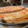 Joe's Pizza - 料理写真:プレーンチーズパイ。店内キッチンで次から次へとピザが焼き上げられていきます。