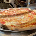 Joe's Pizza - 料理写真:プレーンチーズパイ。店内キッチンで次から次へとピザが焼き上げられていきます。