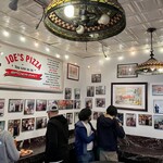 Joe's Pizza - 店内風景。壁際に作り付けられた簡易テーブルでも立ったまま食べられます。