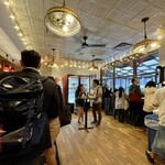 Joe's Pizza - 店内風景。私も注文のために並んでいます。