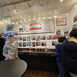 Joe's Pizza - 店内風景。壁際に作り付けられた簡易テーブルでも立ったまま食べられます。