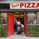 Joe's Pizza - 店舗外観。店舗前面にも立ったまま食べられるスペースが作られています。