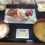 マルケイ食堂 - 刺身定食　全景　結構お腹一杯になる、ご飯が足らない。