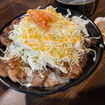 Yakiniku Don Senmonten Momo - ハーフ&ハーフ丼（カルビ&ハラミ）※千切りキャベツ、ドレッシング、キムチがオン。モヤシのナムル、スープ付き