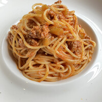 ラディカーレ - 豚サルシッチャとフキのトマトソーススパゲッティ