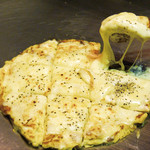 Okonomi Teppan Doro - もっちりチーズチヂミ・・・これは一度は食べて頂きたい、トロトロのチーズともっちりした生地がもう・・・