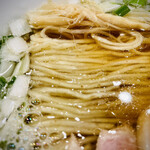 らーめん 鴨to葱 - スープはまろやかな醤油で塩味も抑えられ二日酔い気味の身体に浸透し、キレイに整えられたツルシコ麺も美味い。