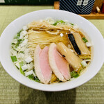 らーめん 鴨to葱 - 座ってから2分程で着丼。丸太葱は中トロッと柔らか市松葱はシャキシャキでどちらも葱の臭みは無い。箸とレンゲが止まらず完食完飲で腹七分目。