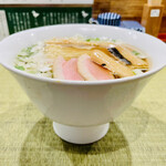 らーめん 鴨to葱 - 畳調のカウンターが面白い