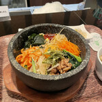 Kezu diningu kafe tongarashi - 彩り野菜石焼きビビンバ。美味し。