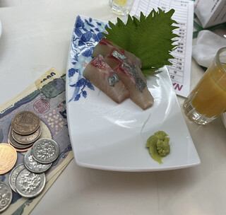 Nakao Saketen - オーダーシートや現ナマがテーブルの上に散乱。これぞ角打ち(｡ >艸<)