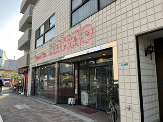 Nakao Saketen - 酒屋さんというよりリカーショップの佇まい✩.*˚店内は広くて新しい！！