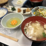 旅館大和屋 - お味噌汁は麦味噌の合わせ味噌汁。地鶏のたまごはTKGでいただきました♪