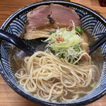 極麺 青二犀 - 4種の煮干+清湯Wスープ+にぼオイルのしょうゆらーめんと少し平打ちの細ストレート麺