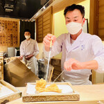 日本橋 蕎ノ字 - ◎穴子の天ぷらを割ると、サクッ、ジュわっッ❗️