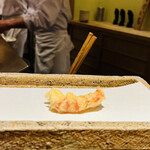 日本橋 蕎ノ字 - ■車海老（鹿児島産）
      ☆一つ目のレアの海老は塩で頂く。いつも絶妙な火入れ加減❗️