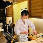 日本橋 蕎ノ字 - ◎筍にかえしを塗っていく。臨場感たっぷり❗️