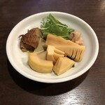 鮪 やきとり須田 - 新たけのこ煮650円。「少し時間がかかります」と最初にお聞きした時点で期待が膨らみました。しっかりとダシで炊きこまれた柔らかい新たけのこ、最高でした