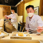 日本橋 蕎ノ字 - ◎さくら海老のかき揚げを器に乗せて。。。