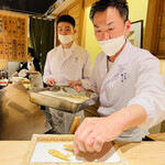 日本橋 蕎ノ字 - ◎揚げたホンモロコの天ぷらを器に乗せていく。1匹、2匹❗️